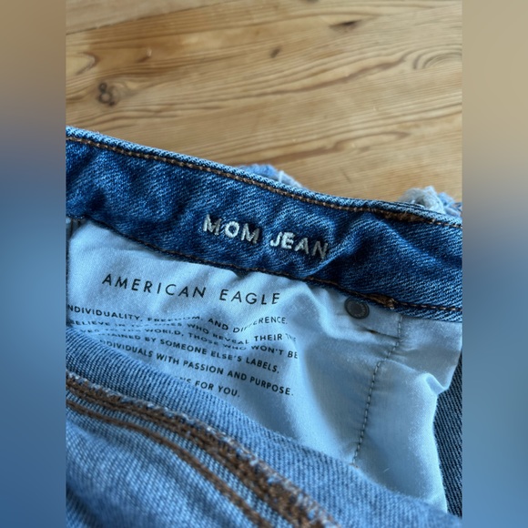 AE mom jeans Sz 6 - Picture 3 of 3